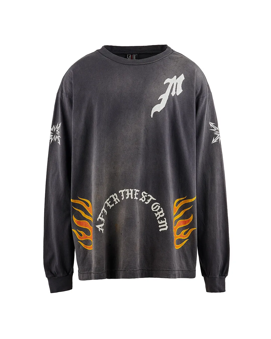 SAINT Mxxxxxx M/AFTER LS_TEE/BLACK Flame arrow Letter M retro distressed long tee Washed black S-XL Tubular fabric Assute ready-made garments dyed The whole piece is sprayed with horse-hair spray and then sprayed again to fade the color. The collar and cuffs are frayed. Many places are frayed. Extra large printing position. Very difficult to print. Complete accessories. With little angel anti-counterfeiting label.